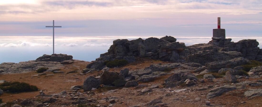 Ascensión al Monte Abantos: Vistas Históricas y Naturaleza en la Sierra de Guadarrama