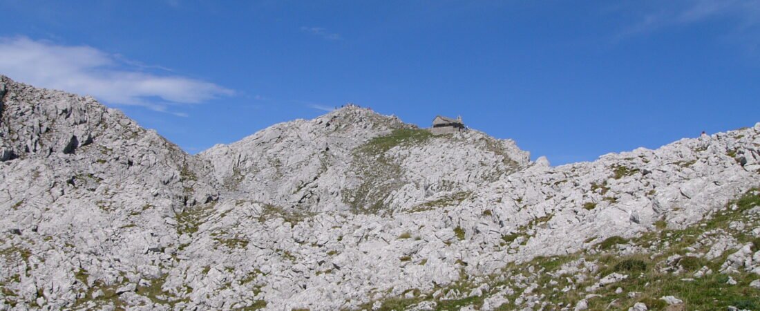 Aitxuri: El Techo de Gipuzkoa, Donde la Naturaleza y la Leyenda se Funden