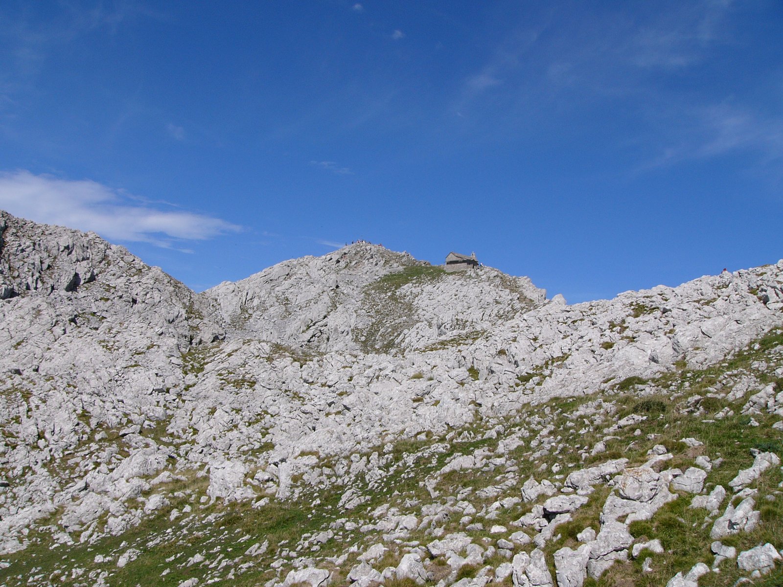 Aitxuri: El Techo de Gipuzkoa, Donde la Naturaleza y la Leyenda se Funden