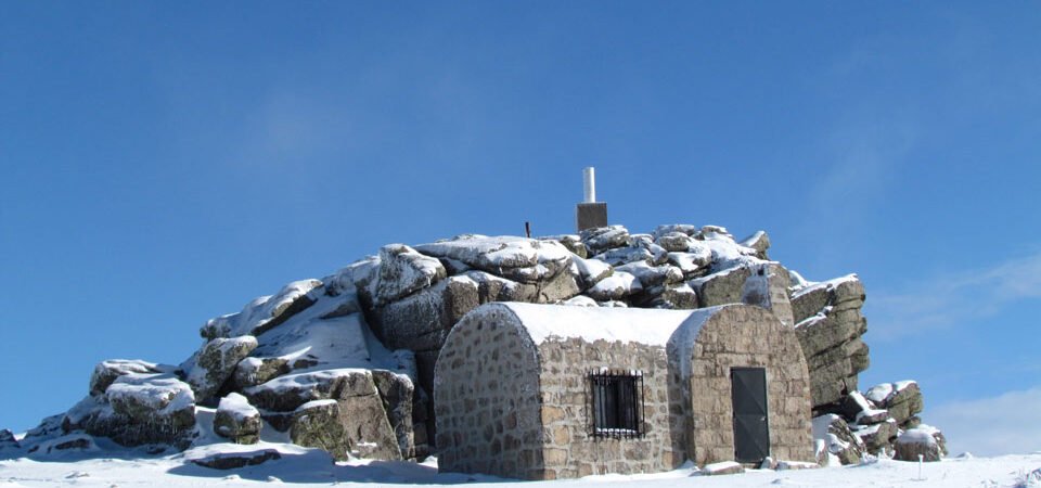 Cueva Valiente: Historia, Leyendas y Senderismo en la Sierra de Guadarrama