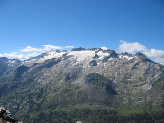 Aventura en el Pirineo: Ascensión al Aneto y senderismo relajante
