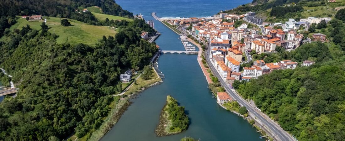 De Deba a Gernika, Un Viaje por el Corazón del País Vasco