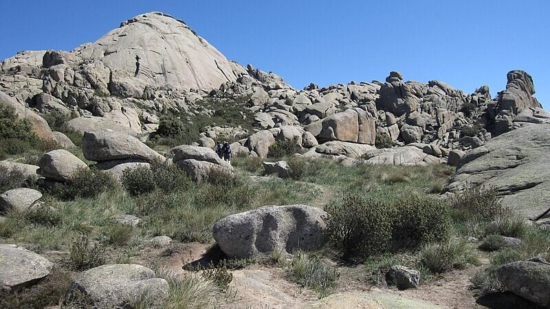 El Yelmo: Un gigante de piedra en el corazón de La Pedriza
